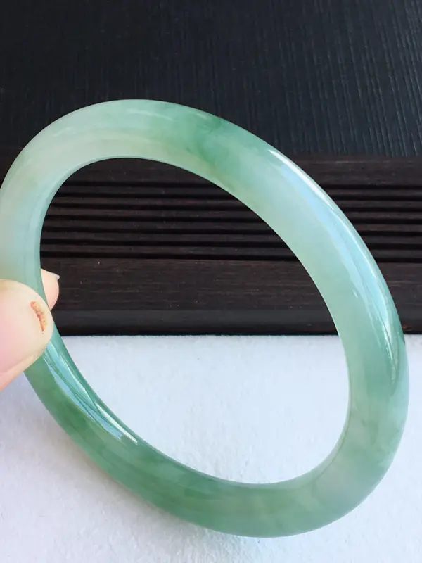 圈口54.1 冰飘绿圆条手镯 玉质细腻 种水好 莹润光泽 起胶感 上手高贵优雅！