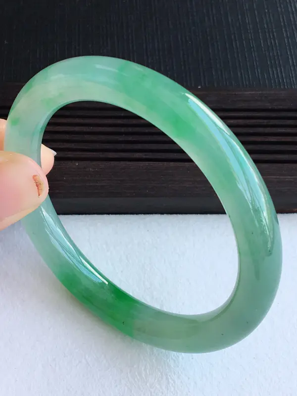 圈口50.7 冰飘绿圆条手镯 颜色清爽 冰清玉洁 种水好 起胶感 上手高贵大气！