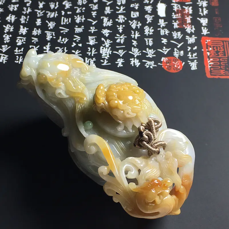 黄翡生意兴隆茶壶摆件 尺寸90.5-43-47毫米 玉质细腻 色彩艳丽 雕工精湛