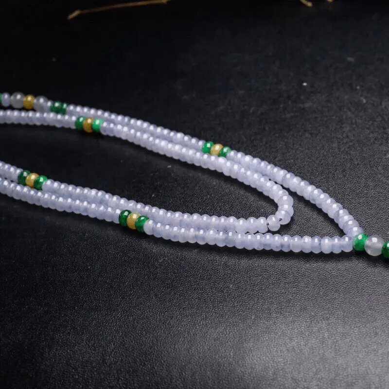 天然翡翠珠链，共225颗珠子，取其中一颗珠尺寸大约5.6*3.4mm。玉质莹润，实物漂亮。佩戴效果优雅漂亮!