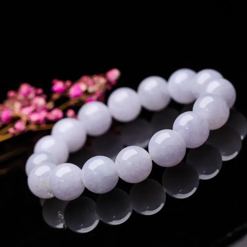翡翠圆珠手串，共16颗珠子，取其中一颗珠尺寸大约13.4mm。清秀靓丽，圆润饱满，有天然黄点，上手佩戴效果大方高贵！