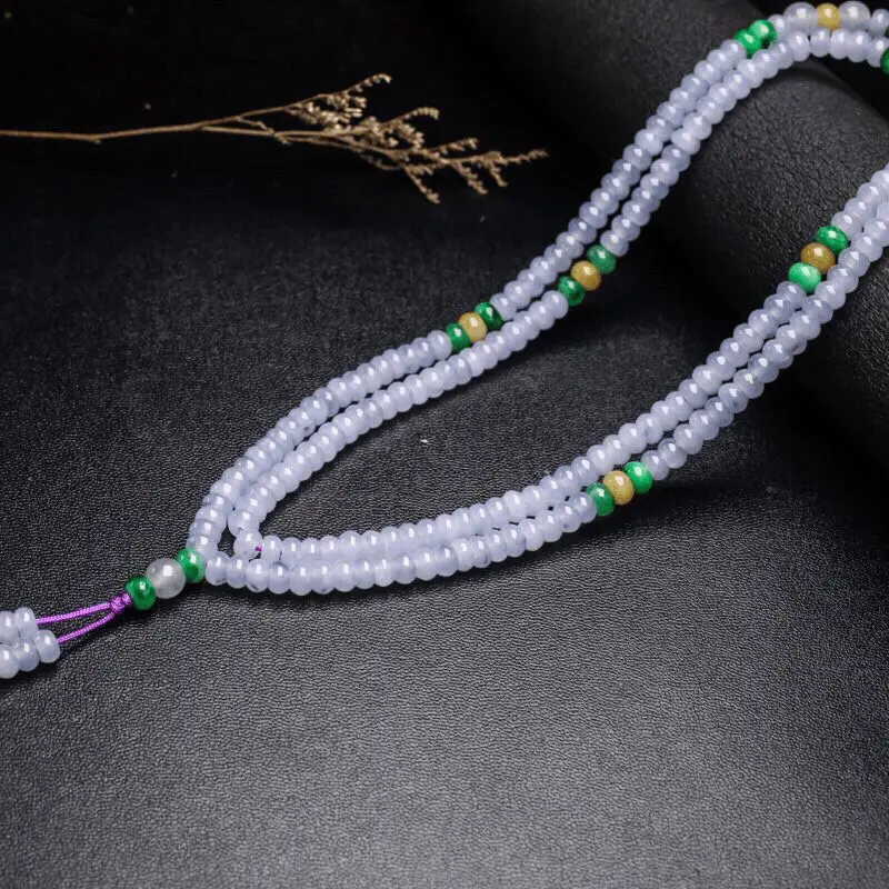 天然翡翠珠链，共225颗珠子，取其中一颗珠尺寸大约5.6*3.4mm。玉质莹润，实物漂亮。佩戴效果优雅漂亮!