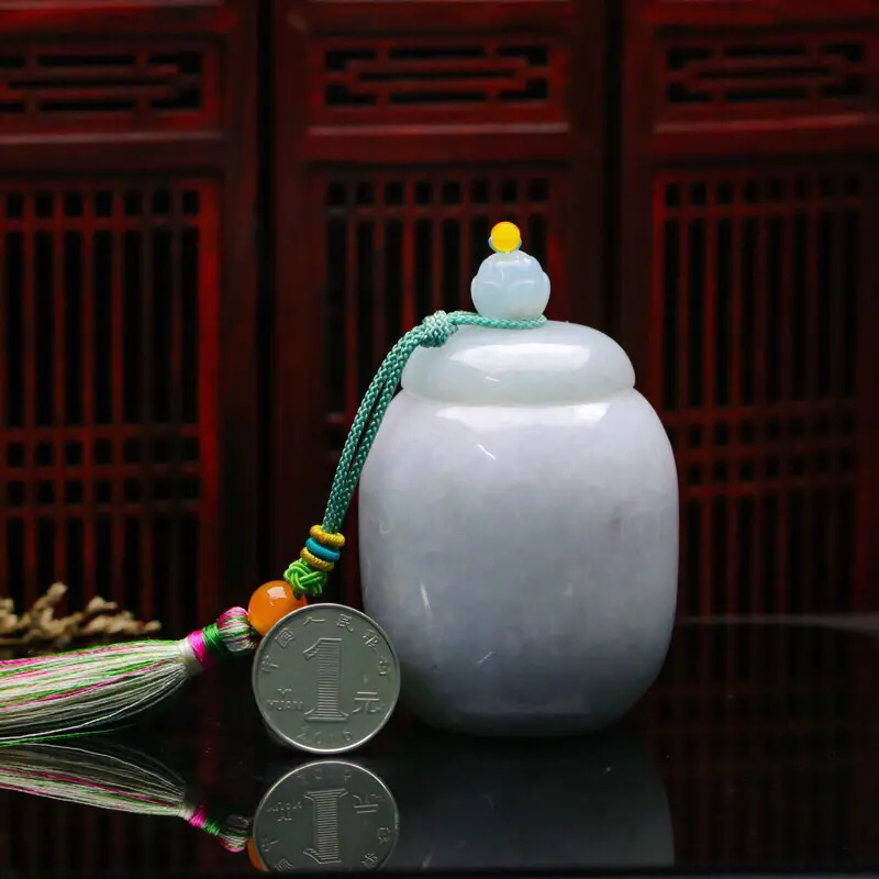 茶罐翡翠小摆件。款式别致，色泽清新，配珠为饰珠。有天然杂质。整体尺寸：80.3*54.6mm。