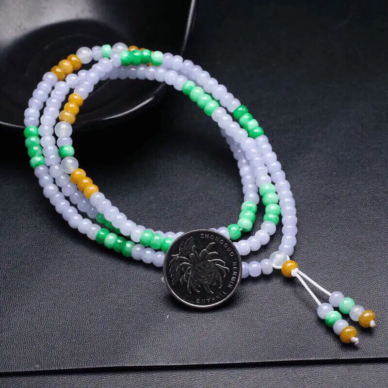 三彩翡翠珠链，共201颗珠子，取其中一颗珠尺寸大约5.5*3.8mm，色泽清新，清秀高雅！佩戴效果大方优雅！