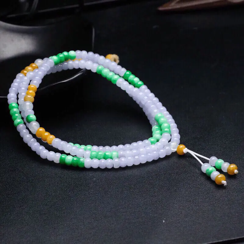 三彩翡翠珠链，共201颗珠子，取其中一颗珠尺寸大约5.5*3.8mm，色泽清新，清秀高雅！佩戴效果大方优雅！