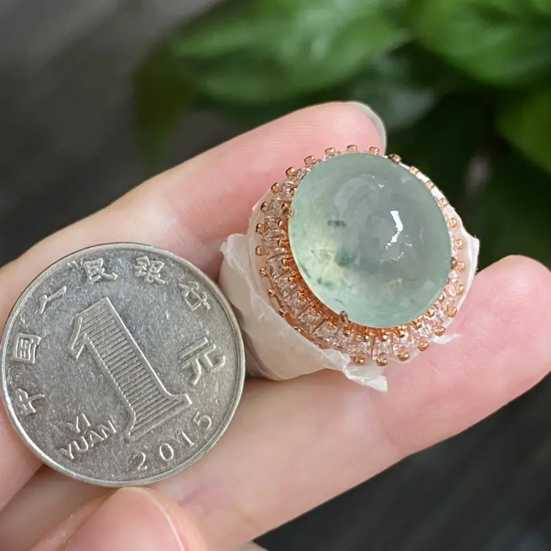 优选推荐冰种荧光飘花蛋面裸石 铜拖，冰清水润，质地细腻，飘花灵动，精致新颖，佩戴时尚。可镶嵌戒指，代镶嵌。裸石尺寸：16.8-14-8.6毫米