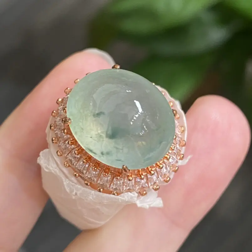 优选推荐冰种荧光飘花蛋面裸石 铜拖，冰清水润，质地细腻，飘花灵动，精致新颖，佩戴时尚。可镶嵌戒指，代镶嵌。裸石尺寸：16.8-14-8.6毫米
