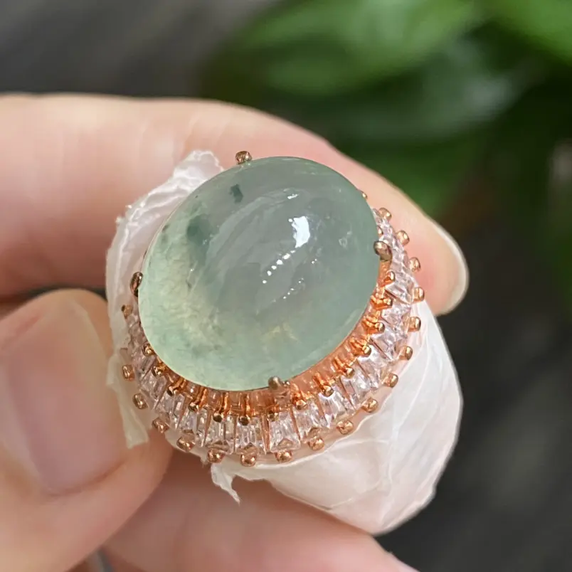优选推荐冰种荧光飘花蛋面裸石 铜拖，冰清水润，质地细腻，飘花灵动，精致新颖，佩戴时尚。可镶嵌戒指，代镶嵌。裸石尺寸：16.8-14-8.6毫米