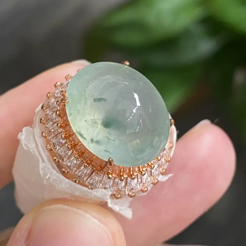 优选推荐冰种荧光飘花蛋面裸石 铜拖，冰清水润，质地细腻，飘花灵动，精致新颖，佩戴时尚。可镶嵌戒指，代镶嵌。裸石尺寸：16.8-14-8.6毫米