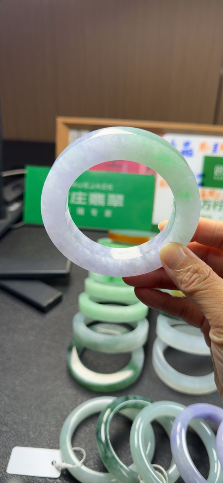 精品翡翠圆条冰春彩手镯定制