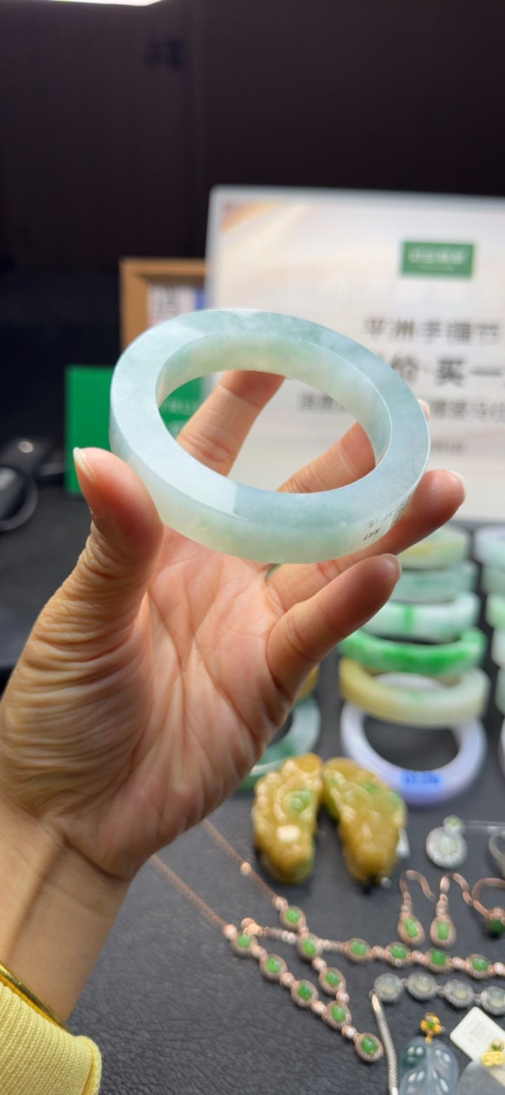 福利秒杀冰糯种飘绿手镯