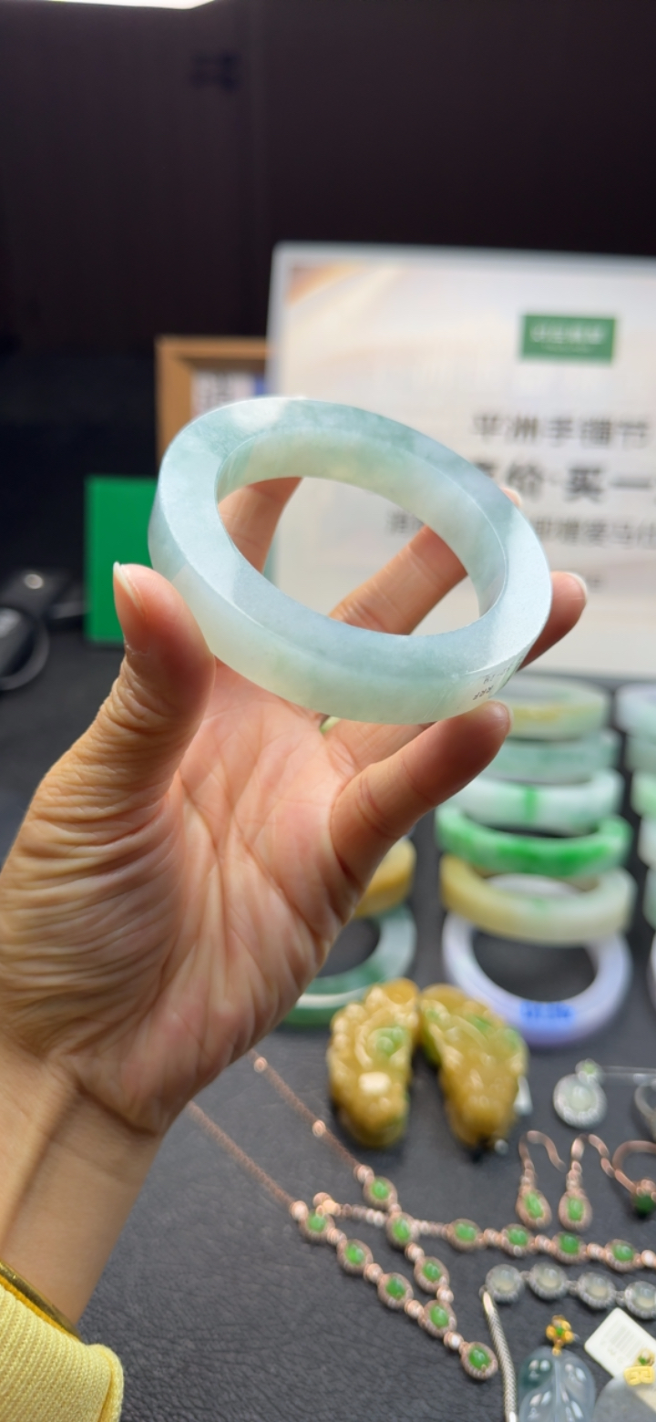 福利秒杀冰糯种飘绿手镯