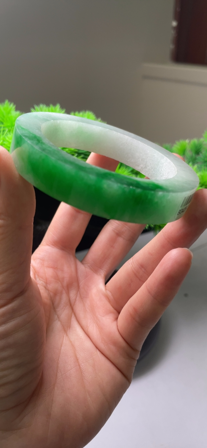 辣绿色翡翠