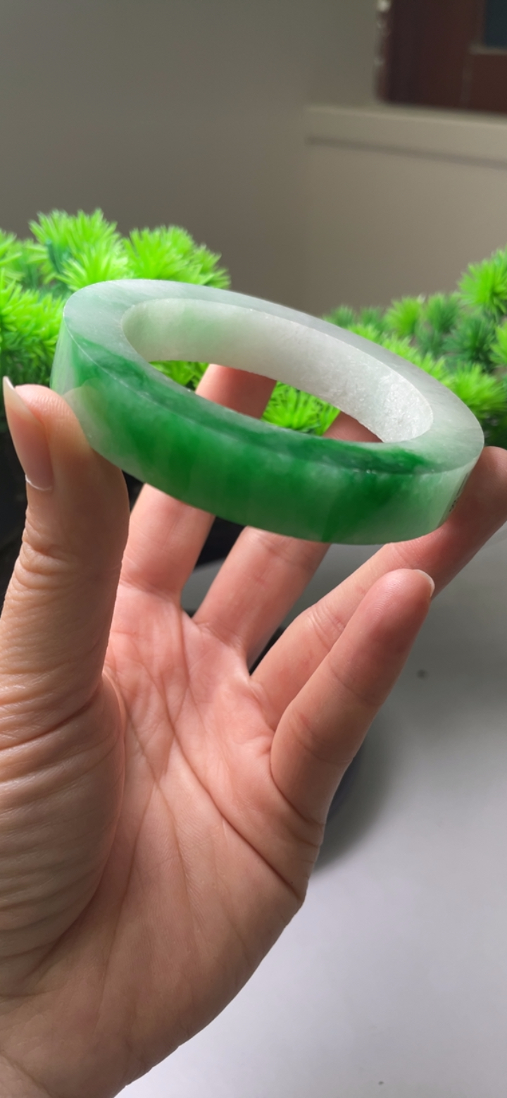 辣绿色翡翠