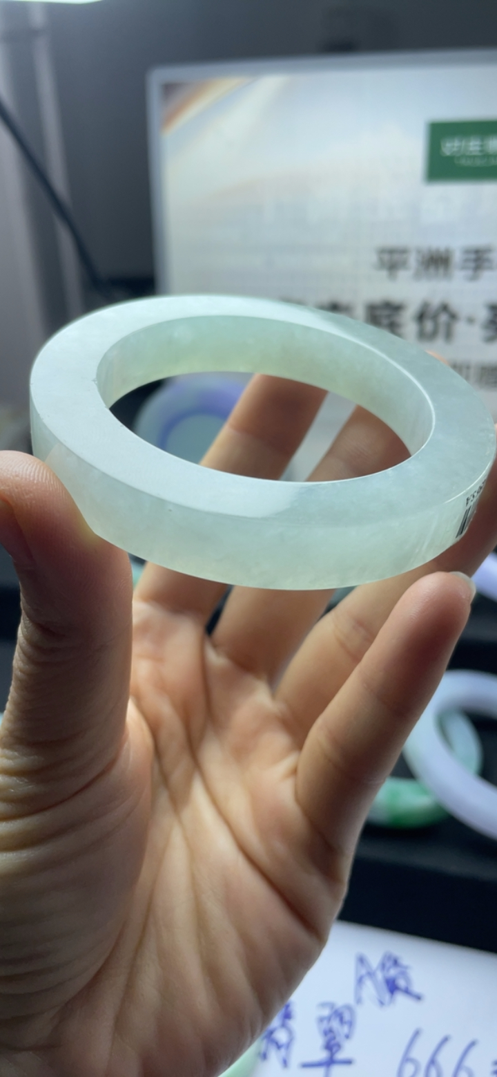 冰糯种淡绿色手镯