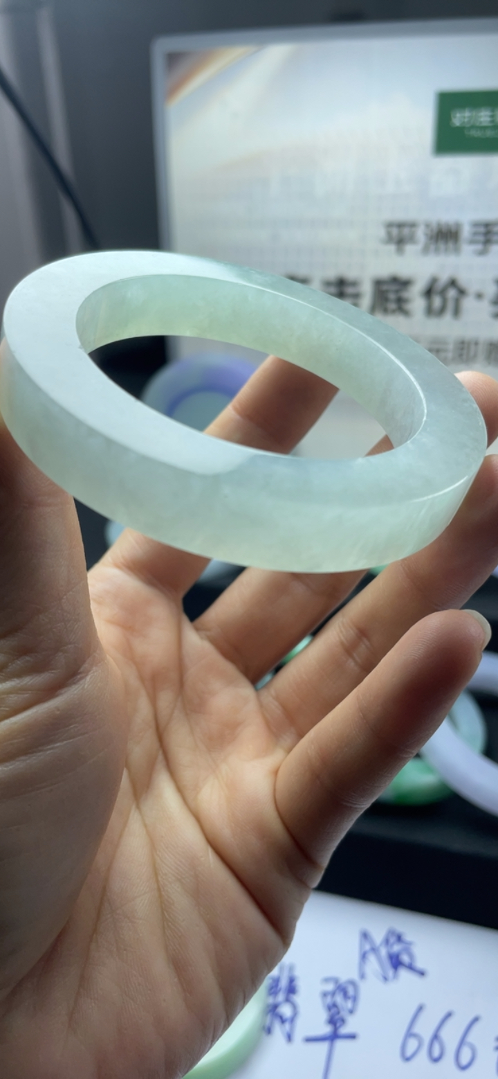 冰糯种淡绿色手镯
