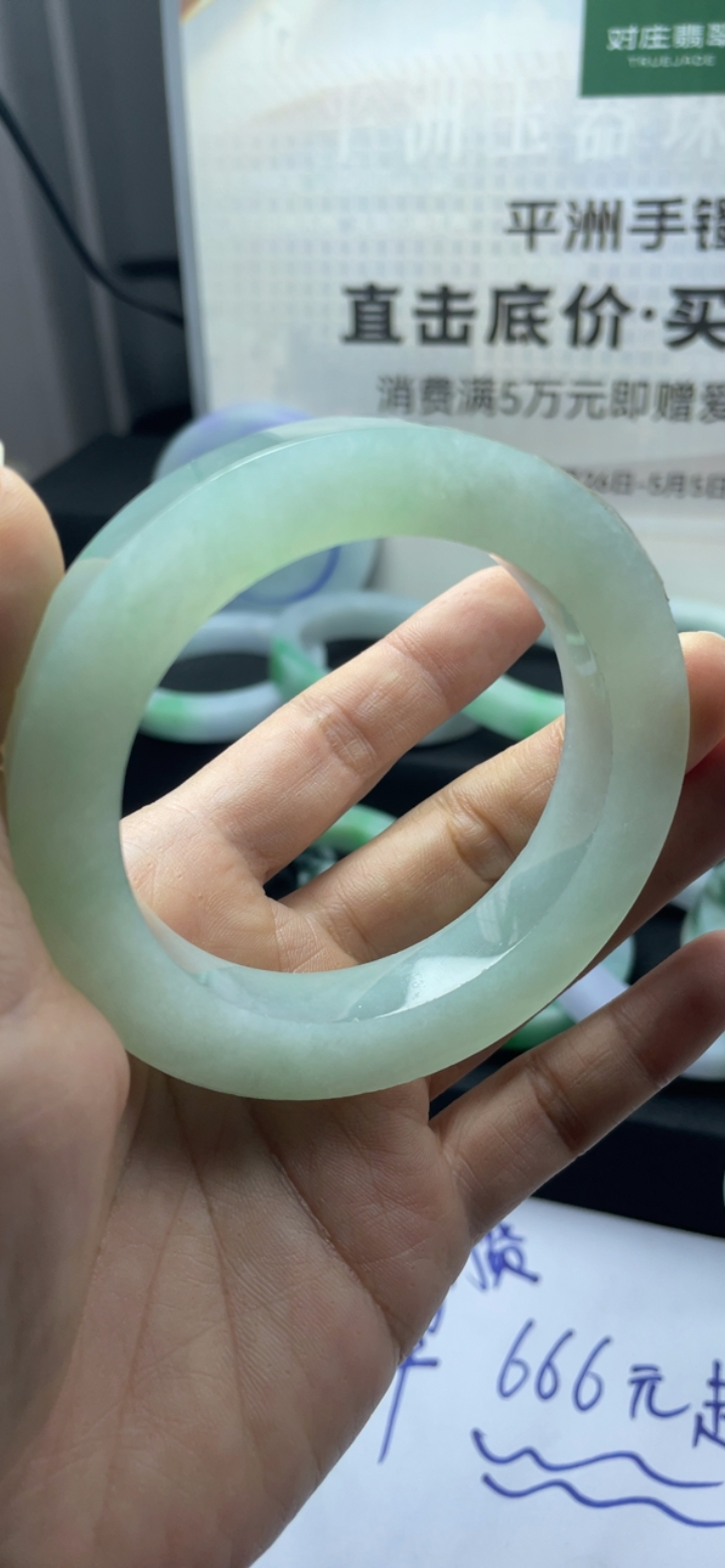 冰糯种淡绿色手镯