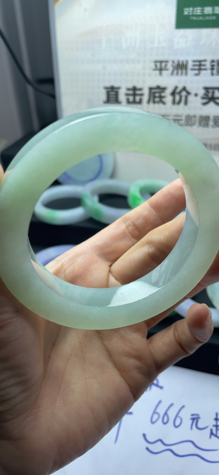 冰糯种淡绿色手镯