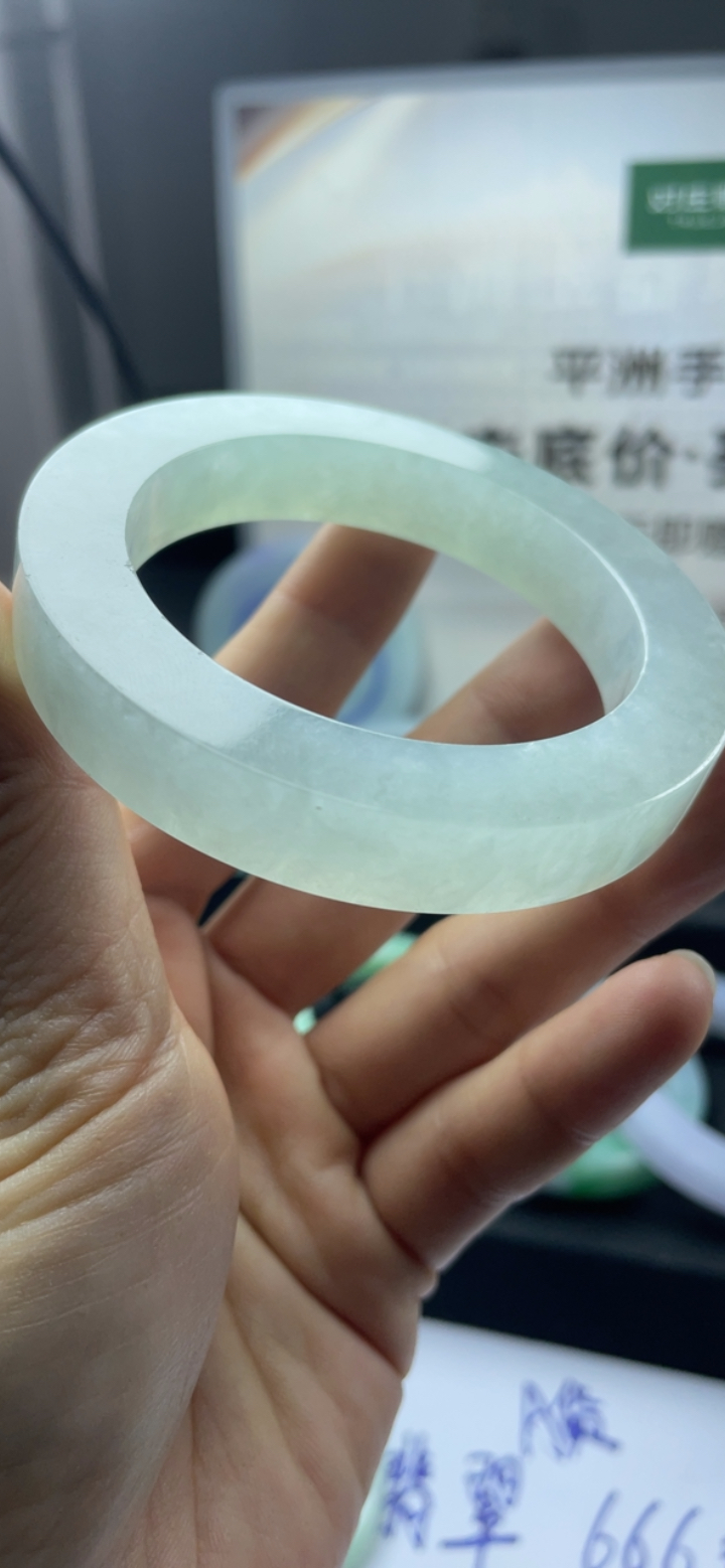 冰糯种淡绿色手镯