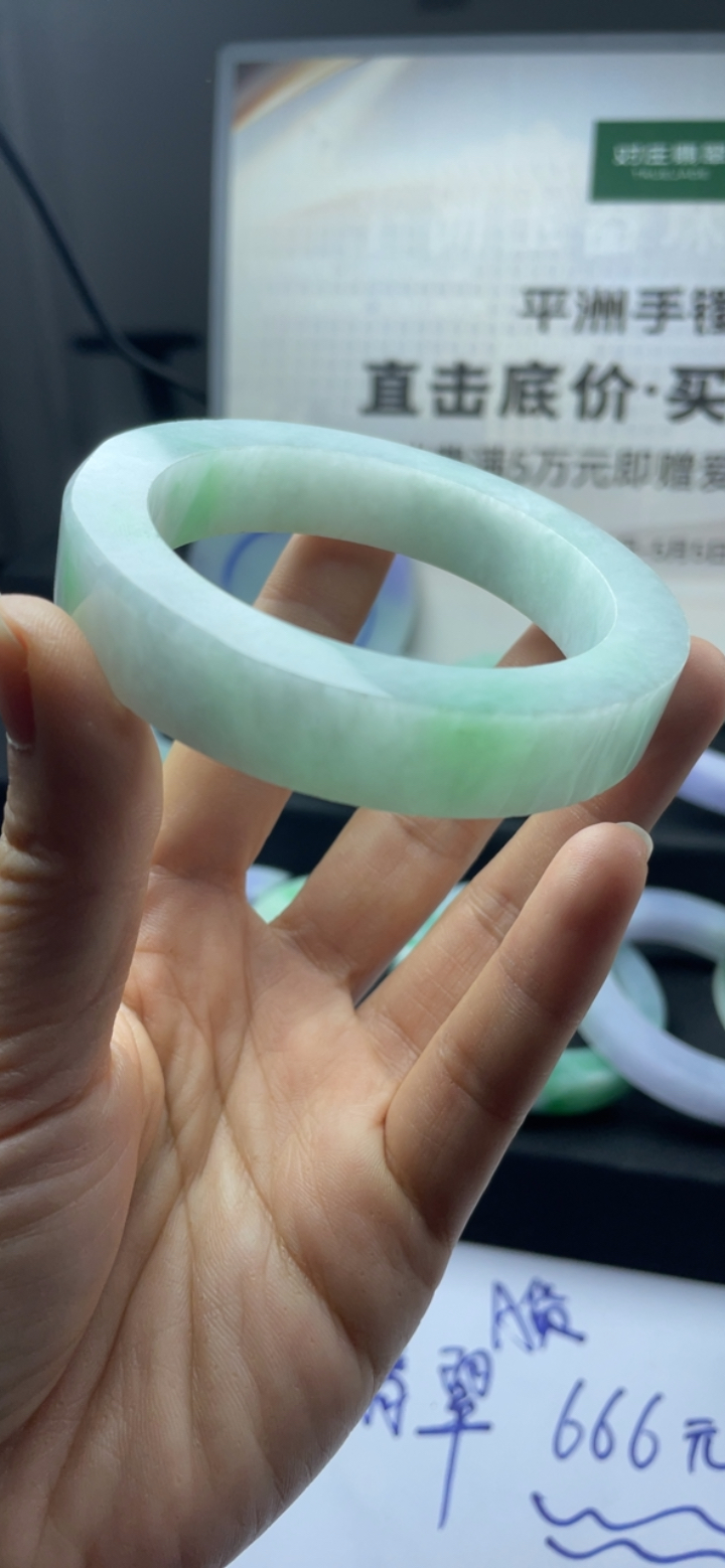 冰淡绿色手镯