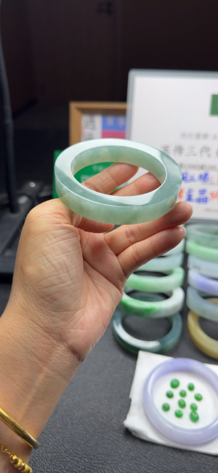 对庄精品翡翠手镯手镯高级湖水色调