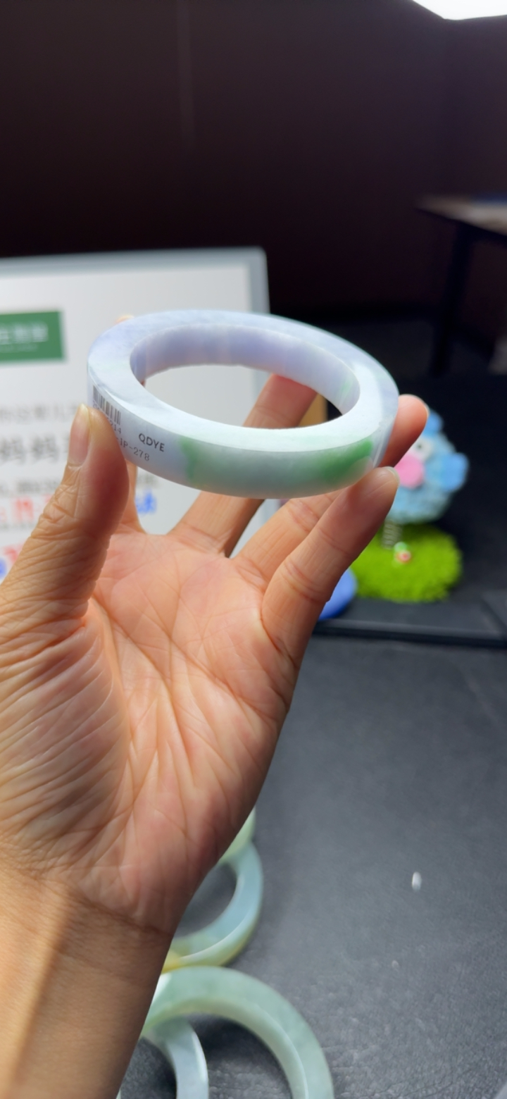 对庄精品翡翠手镯手镯春彩颜色为主喜欢来漏！