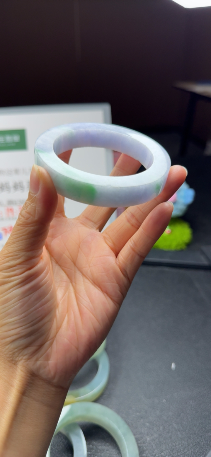 对庄精品翡翠手镯手镯春彩颜色为主喜欢来漏！
