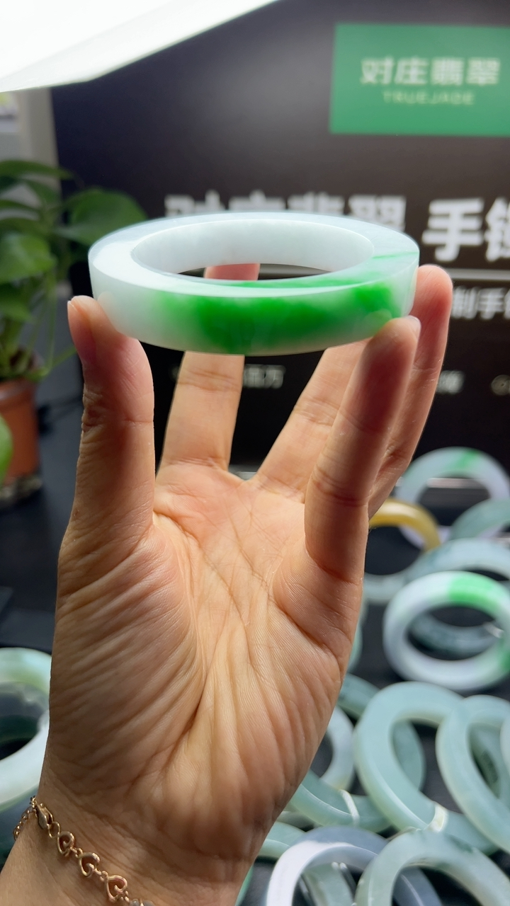 对庄甄选高端翡翠精品手镯