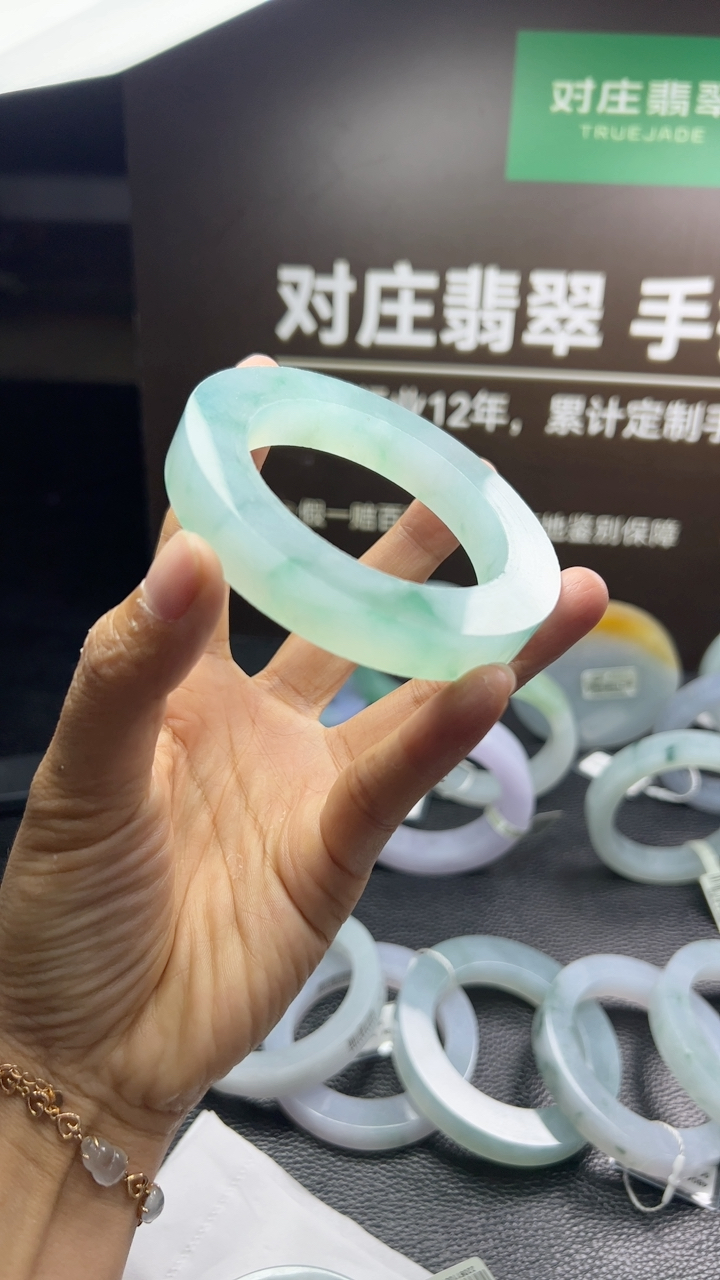 【高货力荐】冰糯种飘绿翡翠