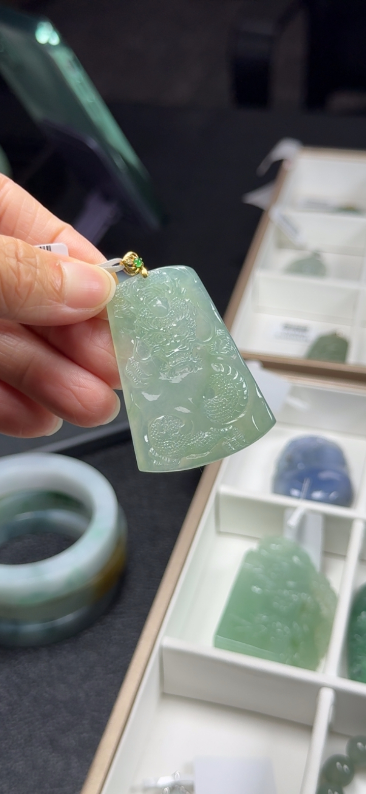冰种淡绿色龙牌翡翠开单价