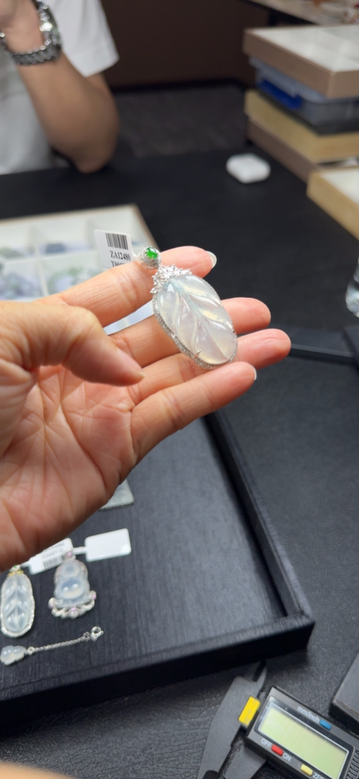 福利秒杀对庄精品翡翠冰种雪花棉叶子饱满（尺寸35.2*21.7*4.5）