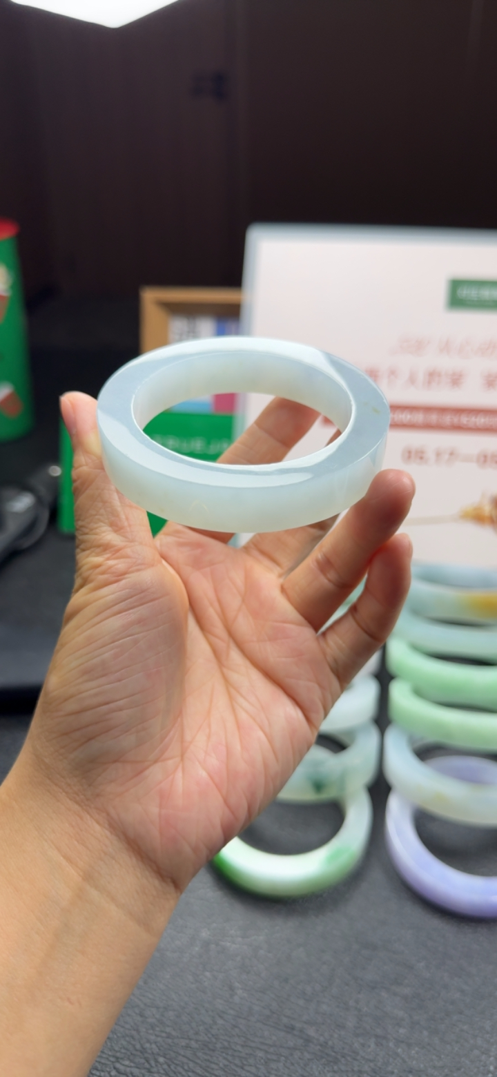冰糯种淡蓝色手镯