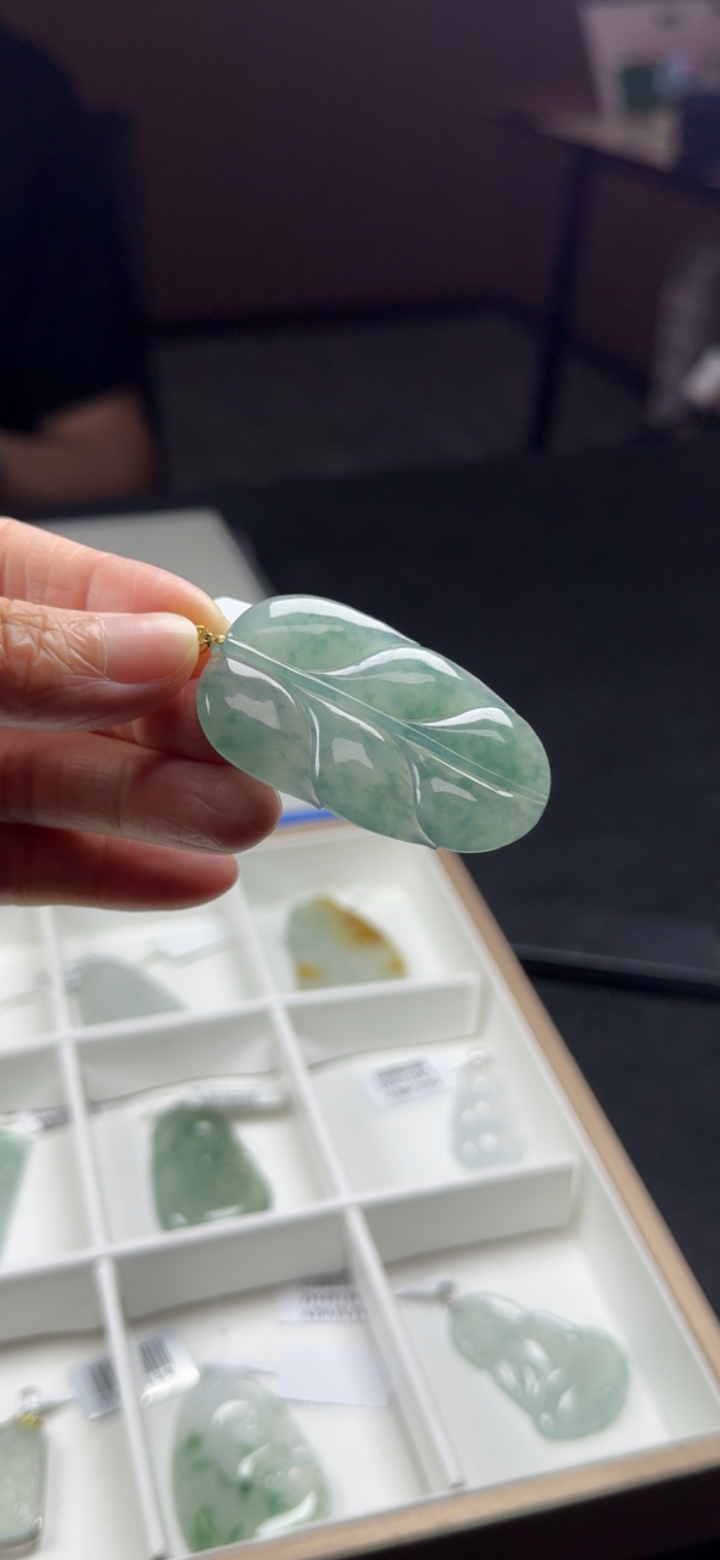 冰种飘花淡绿色叶子（尺寸50*30*4.3）开单价！