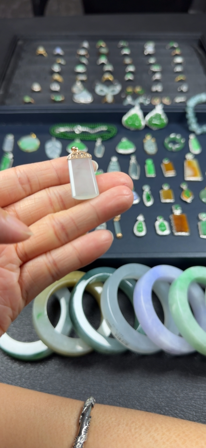 对庄精品翡翠挂件（尺寸25.3*13.3*3.5）具体价格来直播间漏