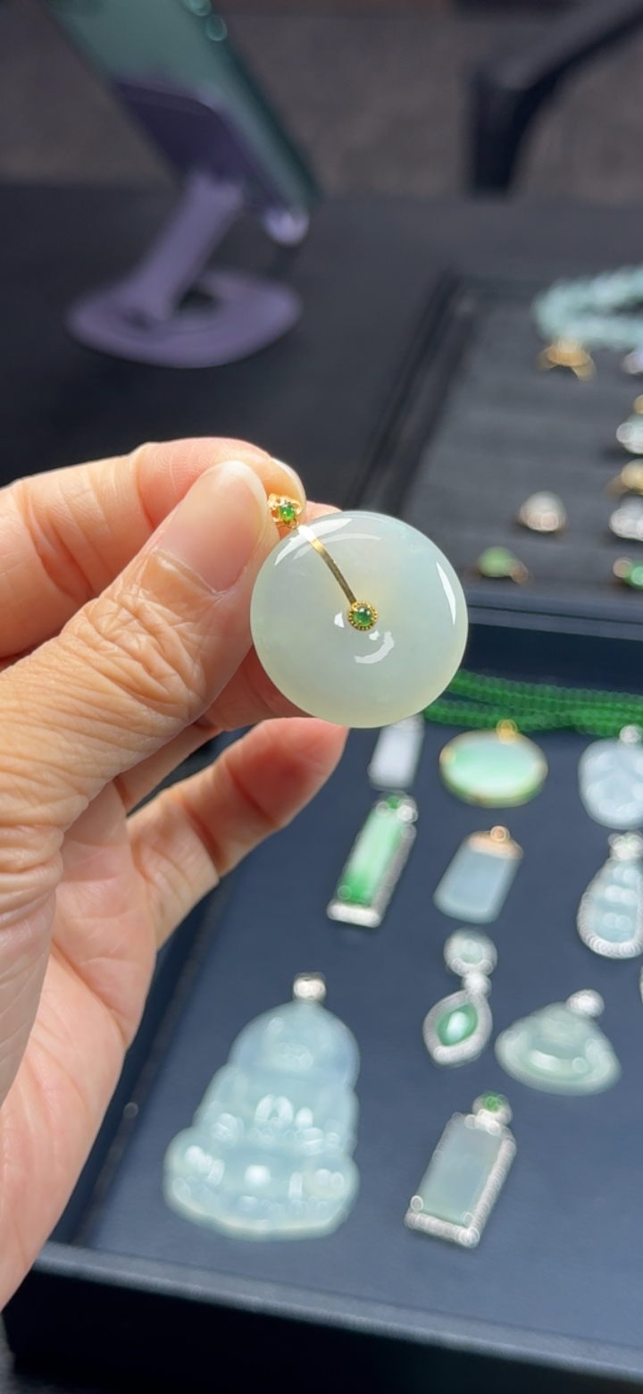 对庄精品翡翠平安扣（尺寸25*5.6）
