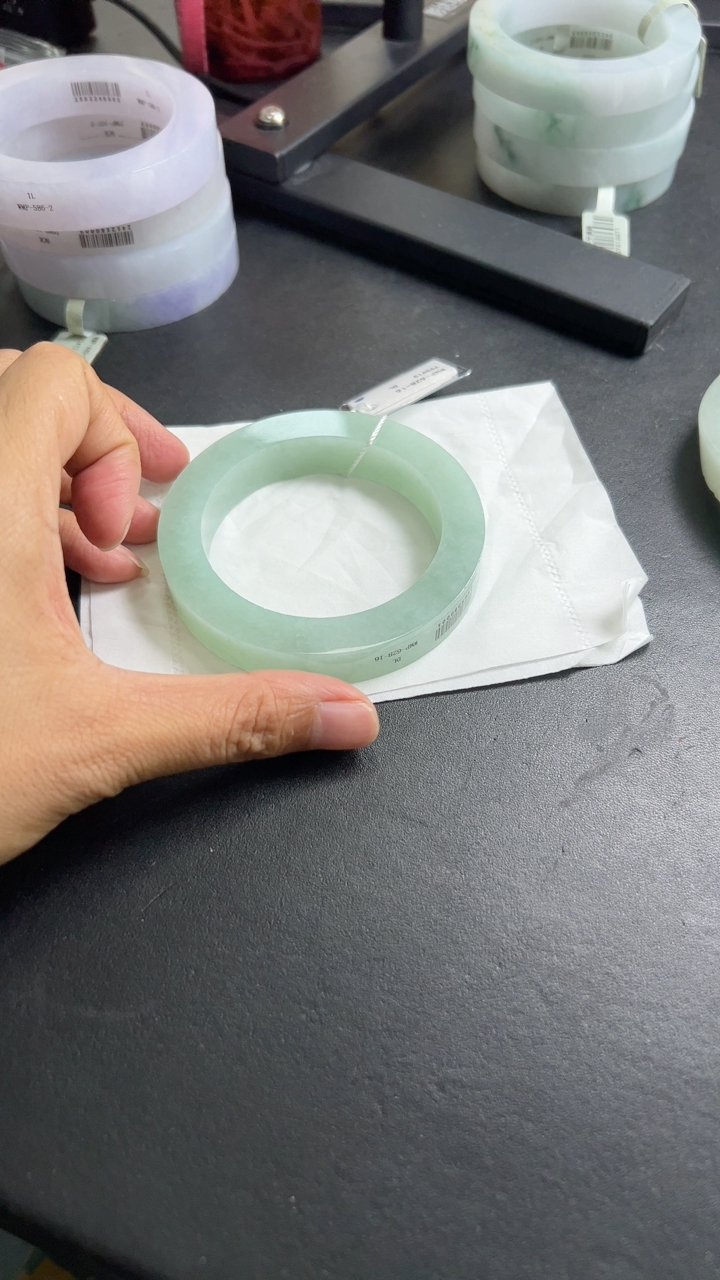 对庄甄选高端翡翠精品手镯
