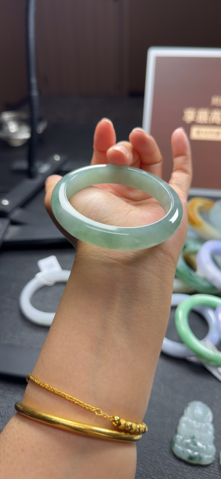 【秒杀】对庄精品翡翠海蓝色调成品手镯（尺寸泥鳅背55.2*11.6*8.1）