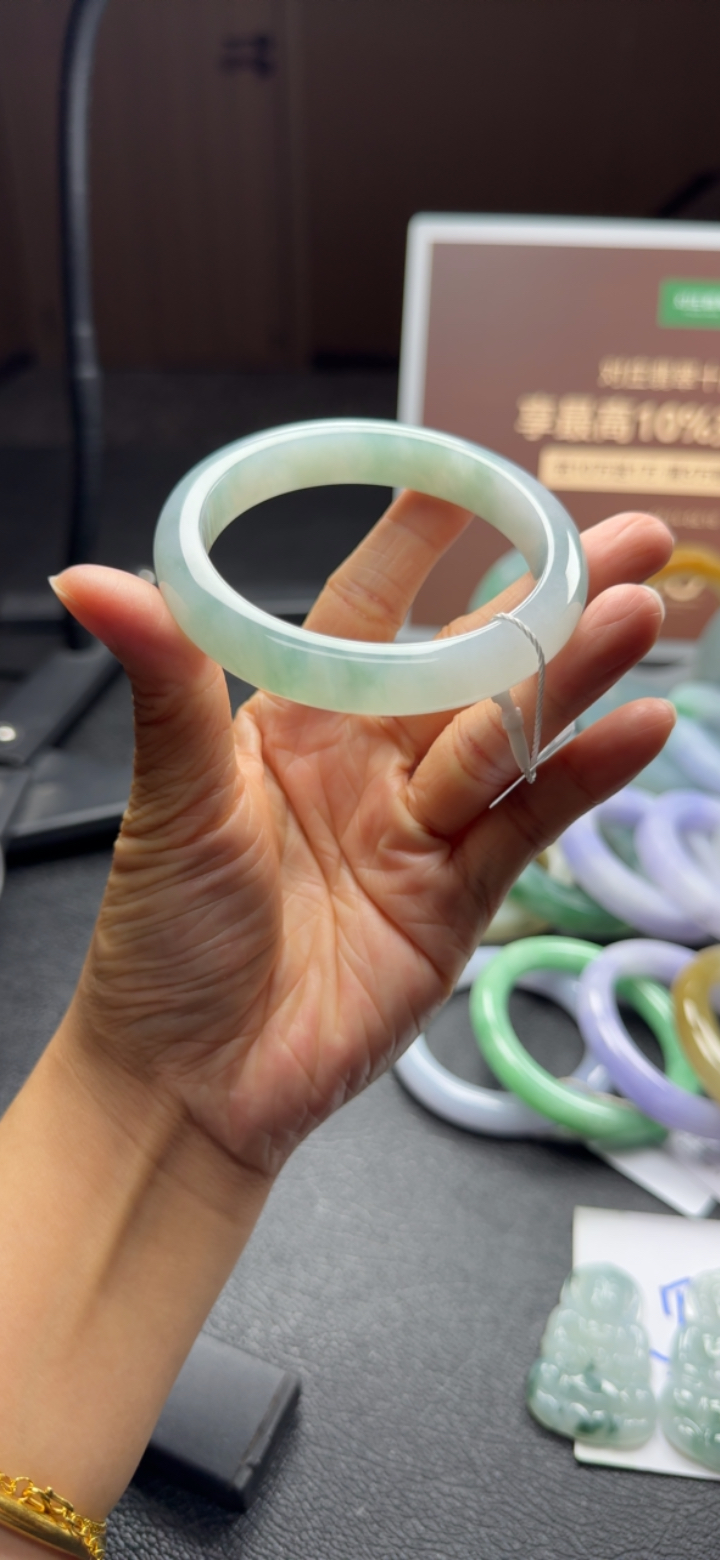对庄精品翡翠手镯手镯冰胶带绿色（泥鳅背正圈尺寸60.6*12.3*8.7）