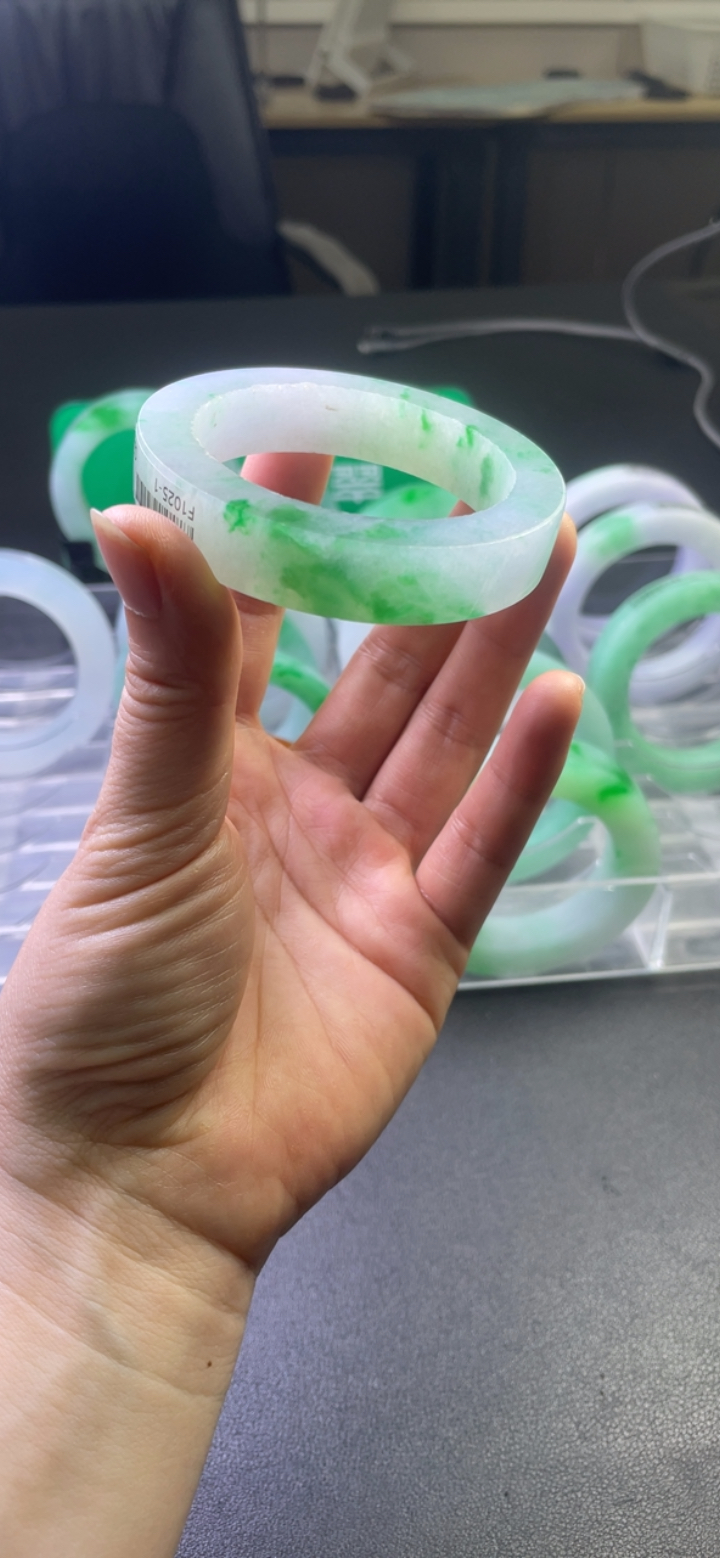 冰种浅绿色翡翠