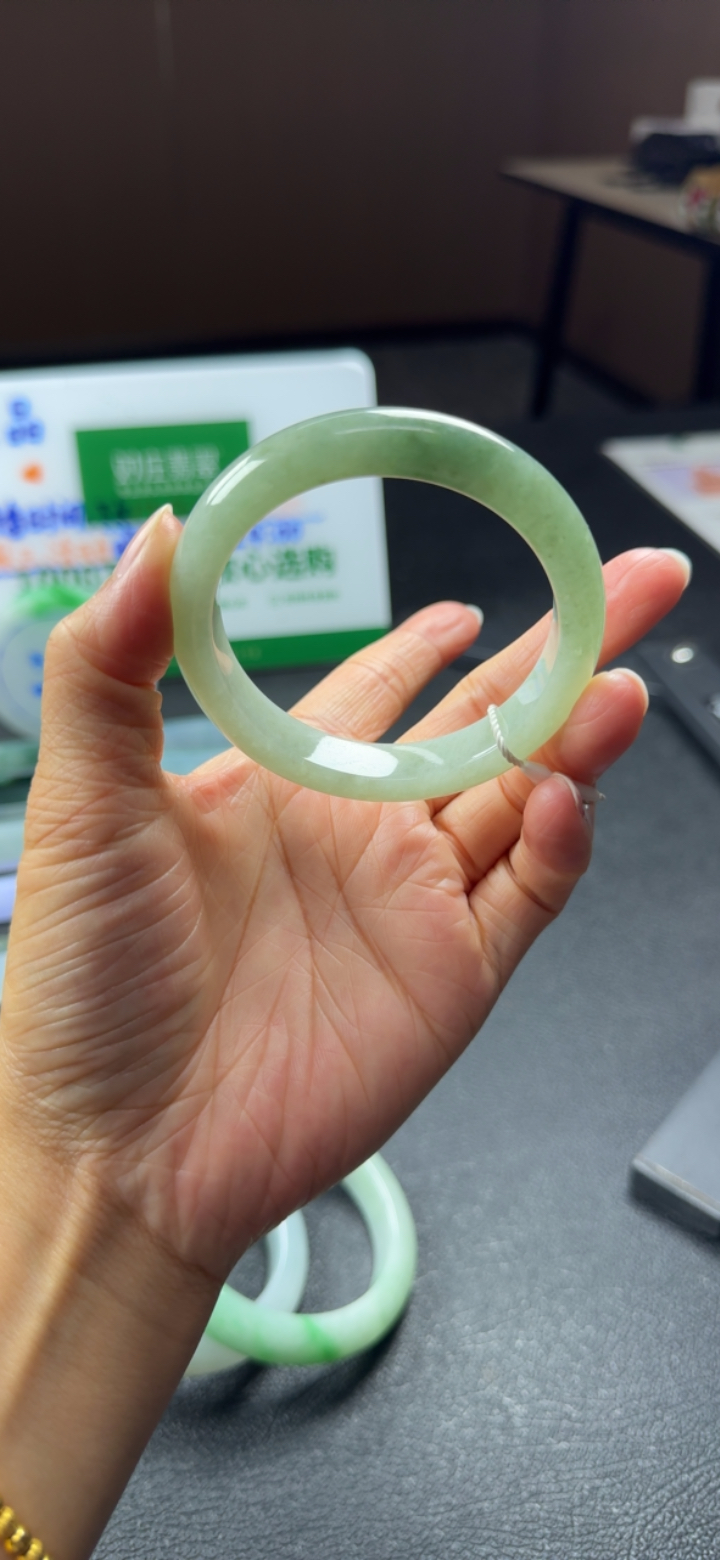【秒杀】油胶满绿底飘湖水色（尺寸54-55.5*12.6*8）开单价！