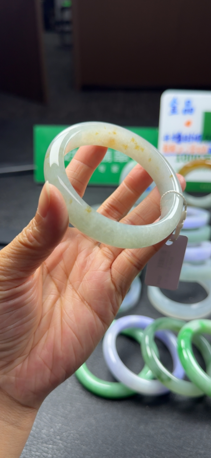 对庄精品翡翠手镯手镯（尺寸59-60*14*8.3）