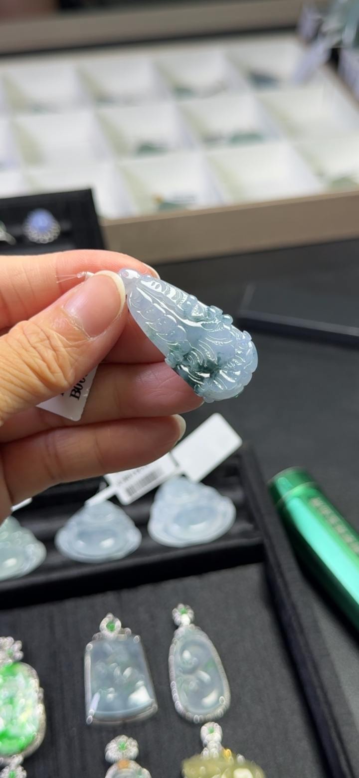 对庄精品翡翠莫奈花园紫飘花白菜吊坠（尺寸39.6*19*6.8）开单价！