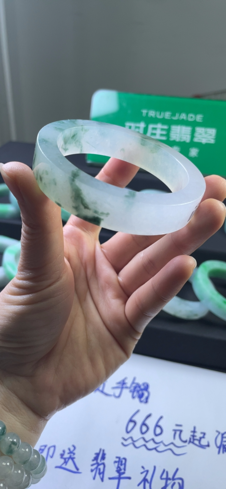 【高货力荐】冰糯种飘绿手镯