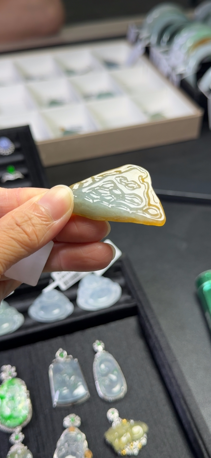 对庄精品翡翠黄翡随型（尺寸6.3）开单价