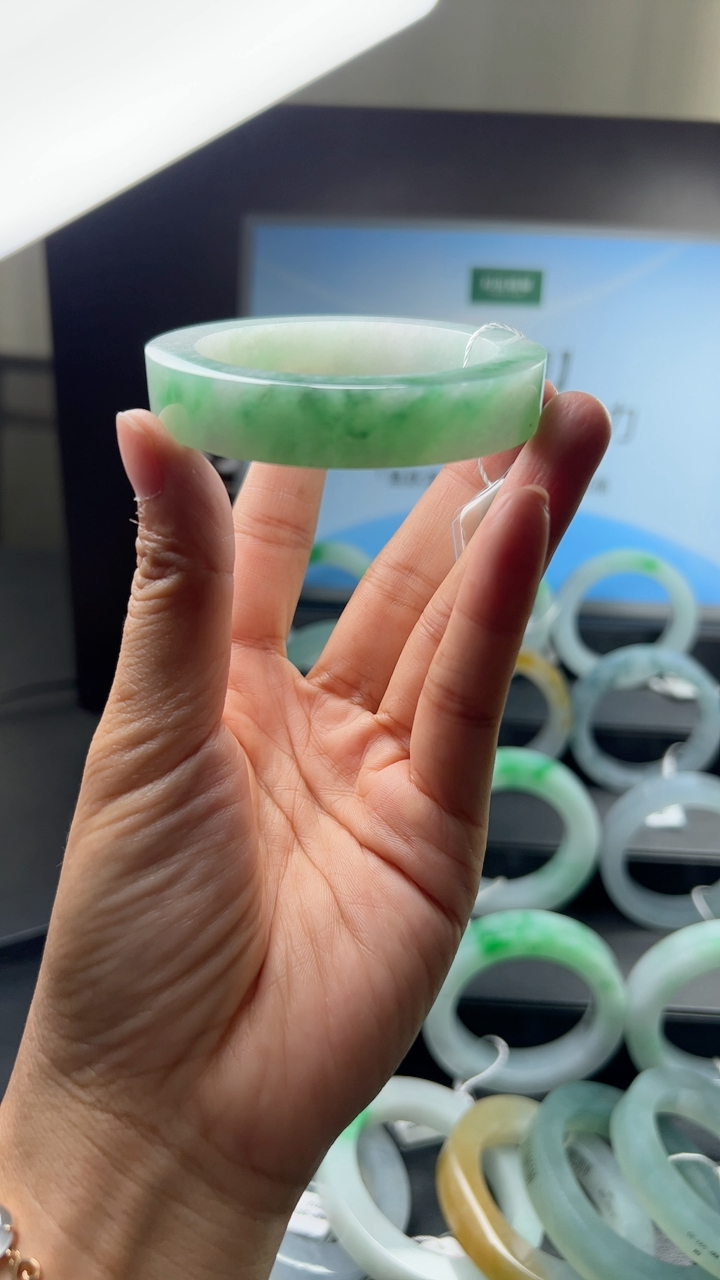 对庄甄选高端翡翠精品手镯