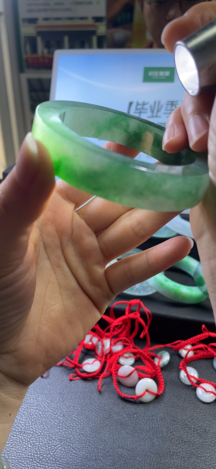 冰种浅绿色翡翠