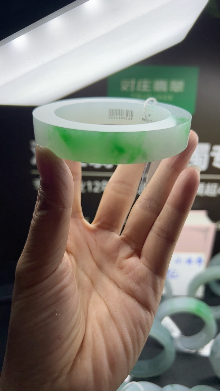 【高货力荐】冰糯种浅绿色翡翠
