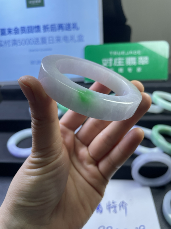 白底青手镯