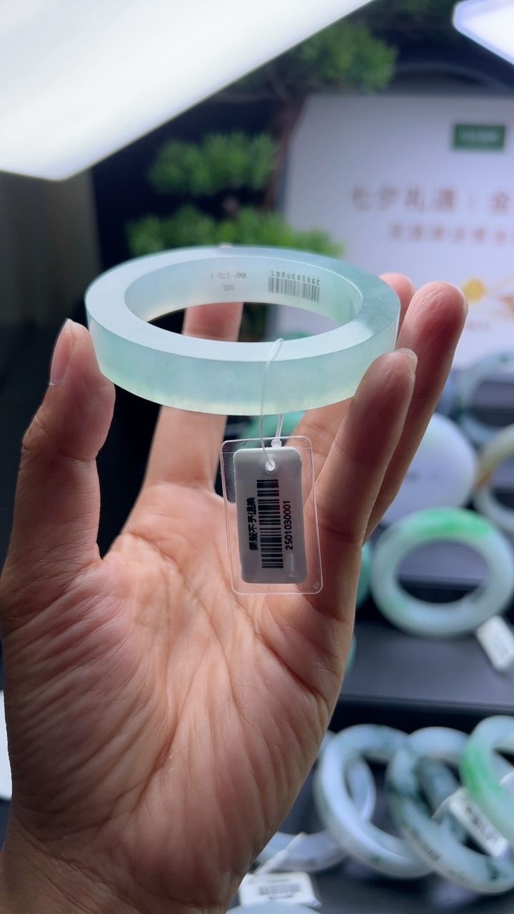 对庄甄选高端翡翠精品手镯