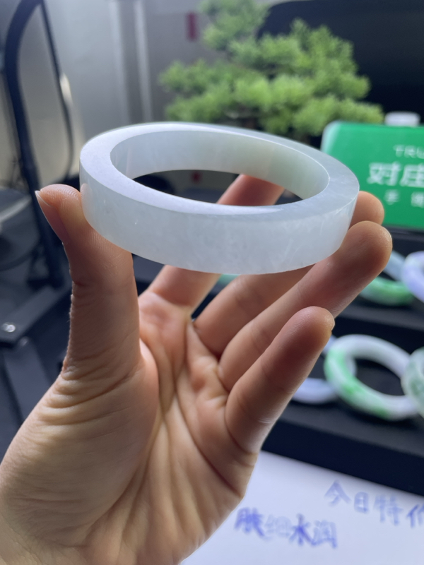 冰糯种淡蓝色手镯特价